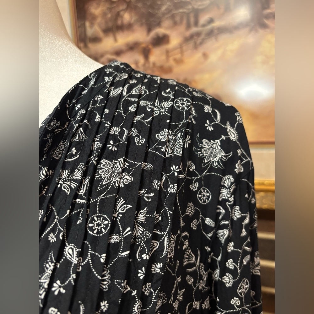 Old Navy Black and White V-Neck Long Sleeve Dress - Picture 7 of 13